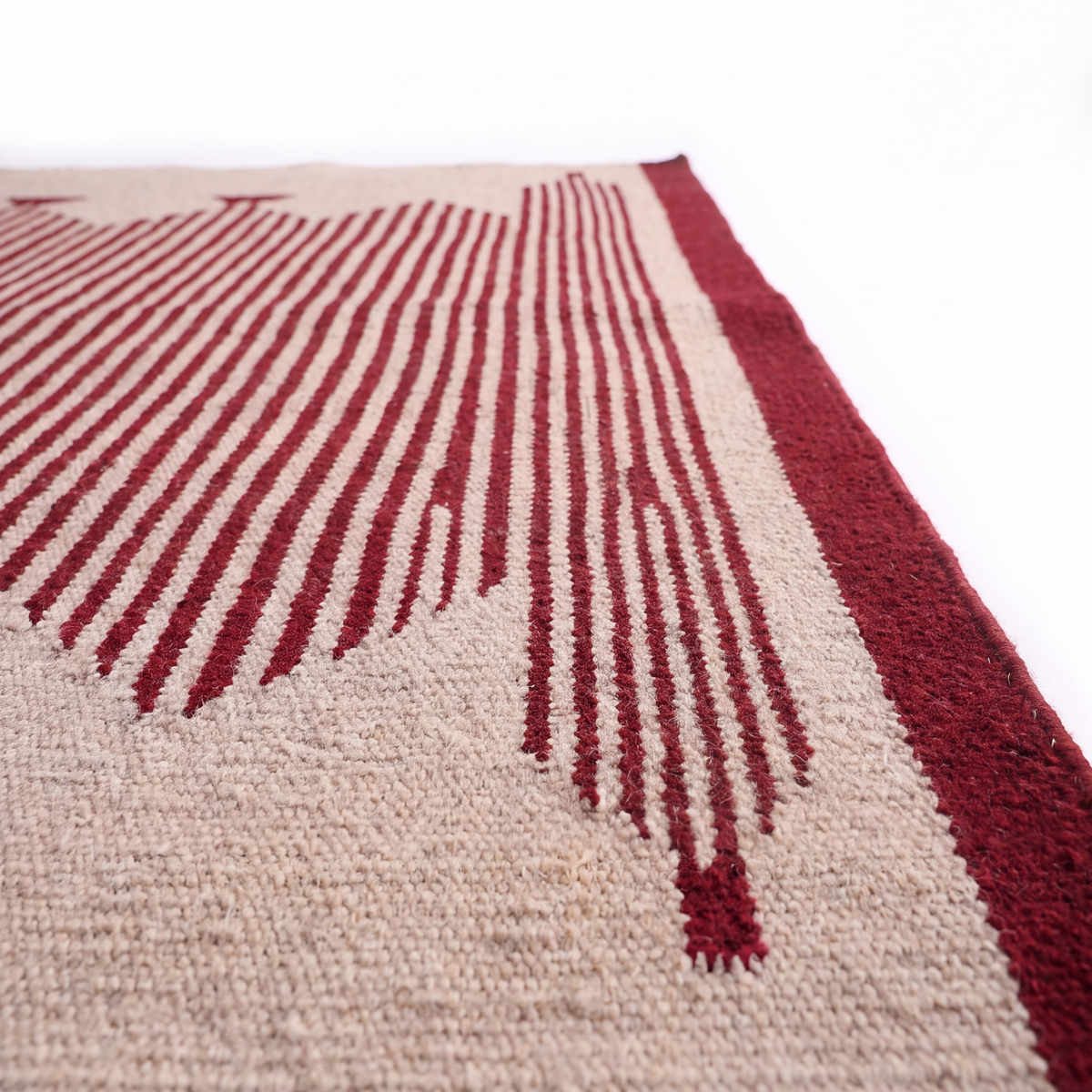 Mehr Rug in Black / Red — close-up